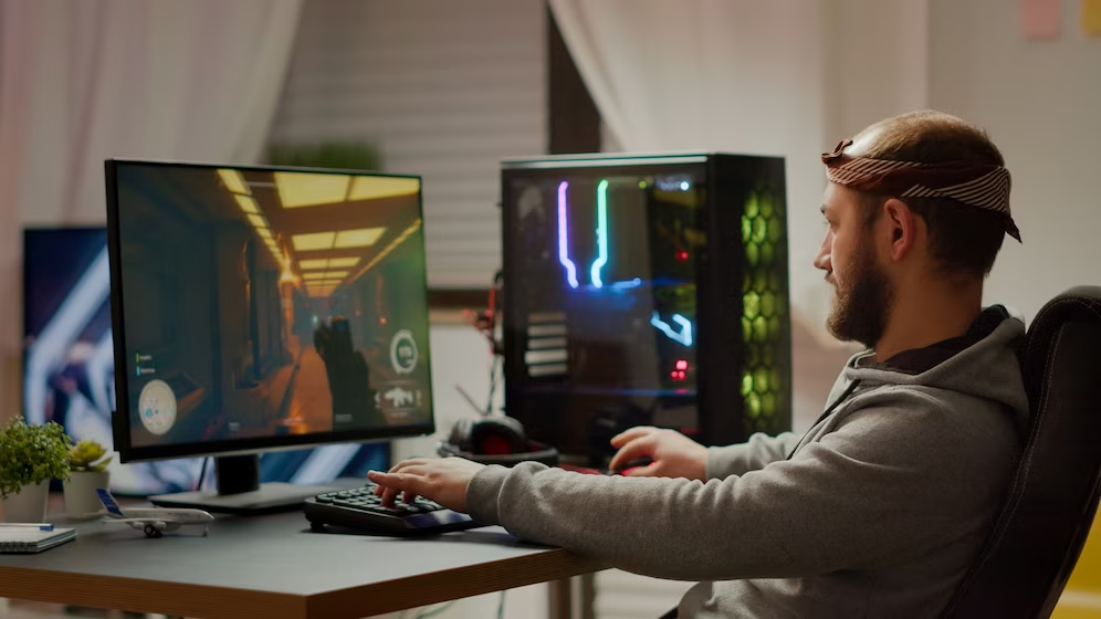 A person engaged in computer gaming